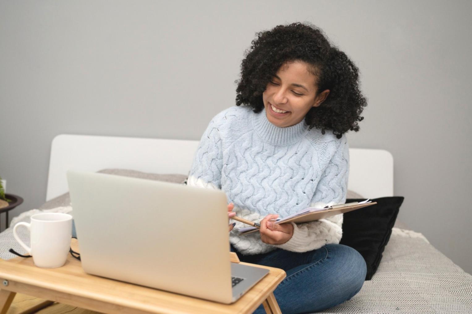 Moderne Designwerkzeuge und Software-Interface auf hochauflösendem Monitor