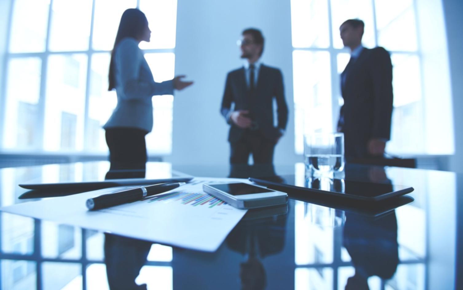 Kreative Arbeitsumgebung mit Design-Tools und Skizzen auf einem modernen Schreibtisch