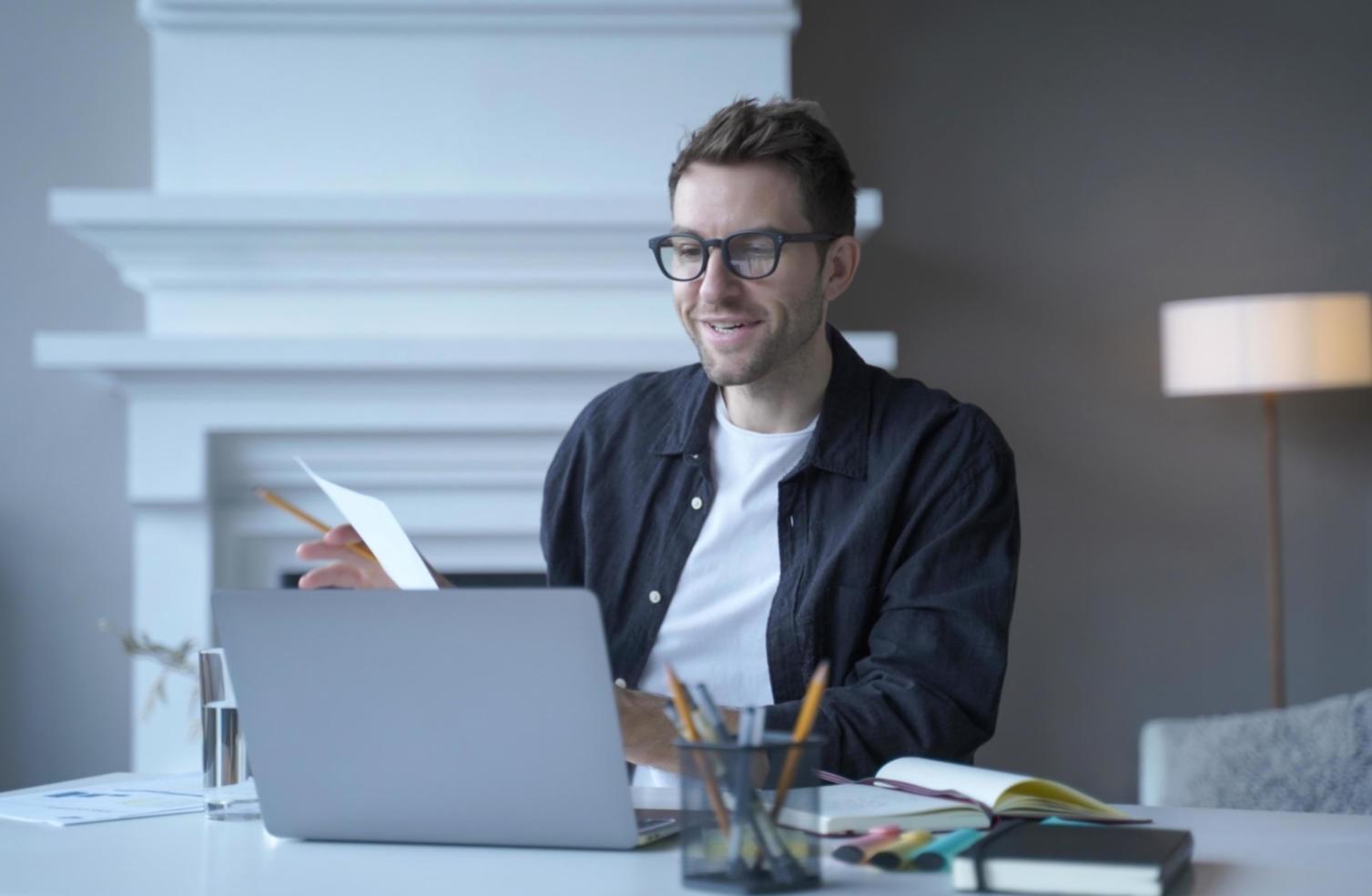 Kollaborative Designsession mit Teammitgliedern bei der Ideenfindung