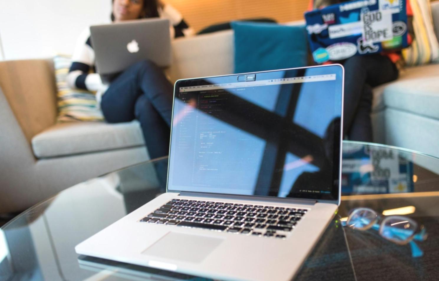 Mentor erklärt UI-Prinzipien an einem Whiteboard